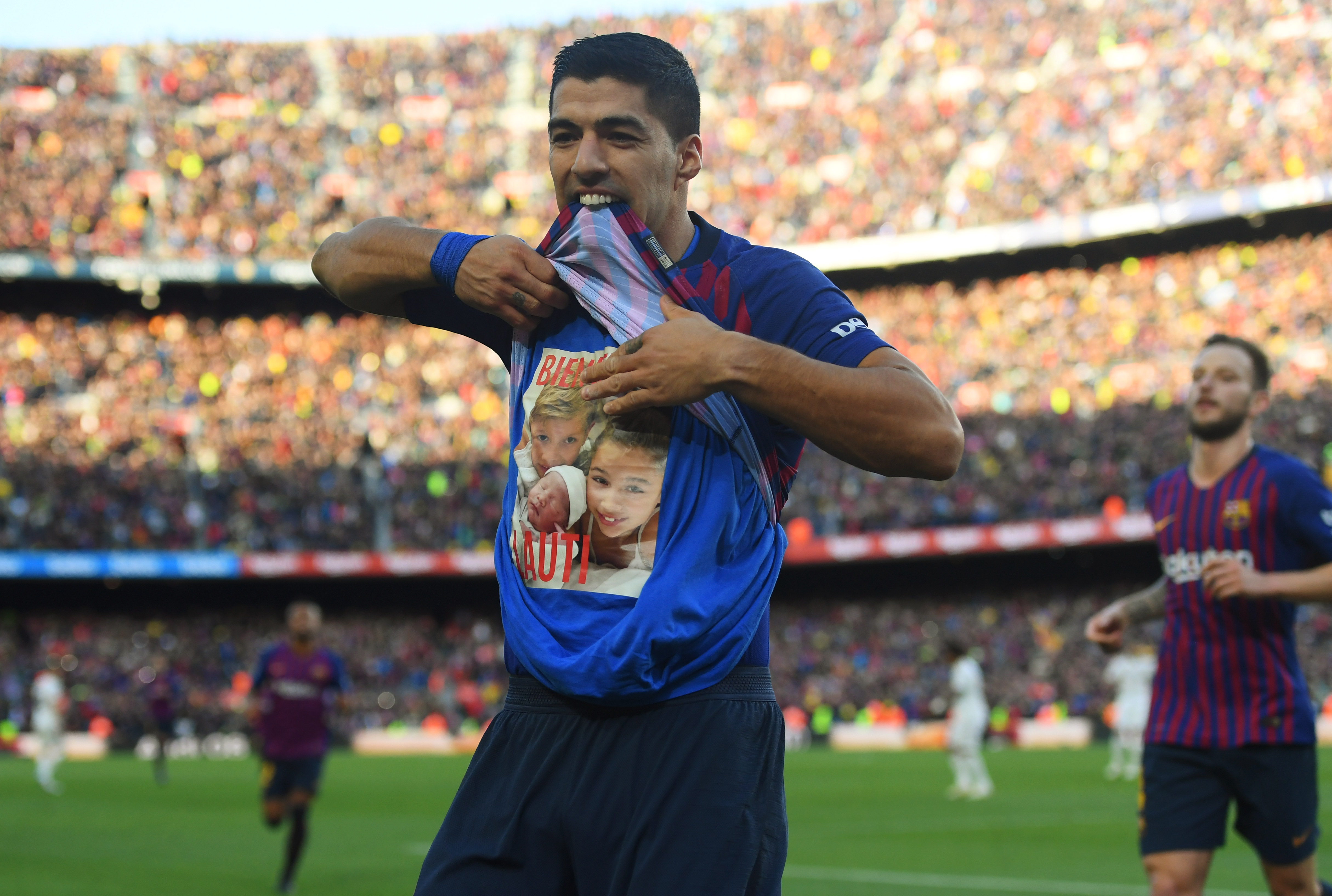 ال کلاسیکو-بارسلونا-رئال مادرید-نیوکمپ-شادی بعد از گل سوارز-luis suarez