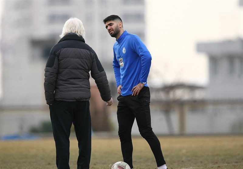 فوتبال ایران-تمرینات استقلال-سرمربی و هافبک استقلال