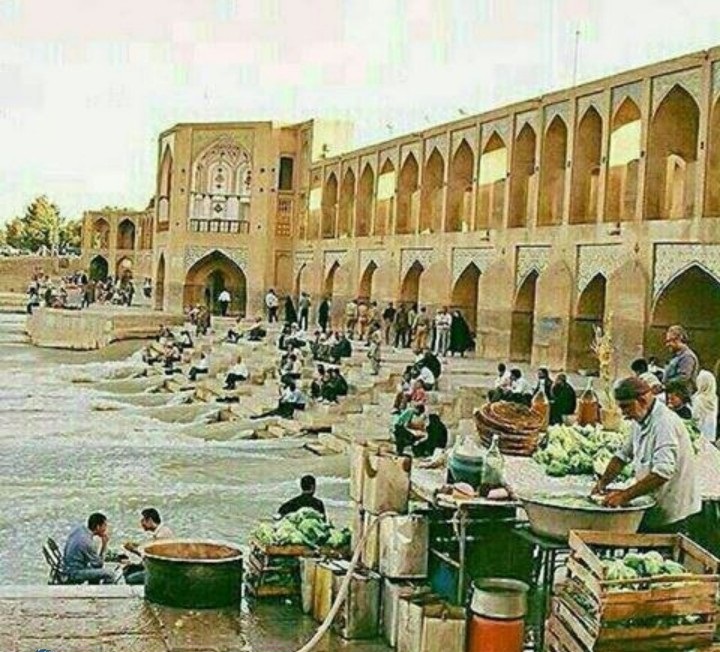 تصویری قدیمی از تفریح مردم در کنار زاینده رود
