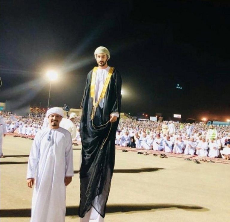 عکس باورنکردنی و عجیب از قد بلندترین مرد جهان در مراسم حج طرفداری 