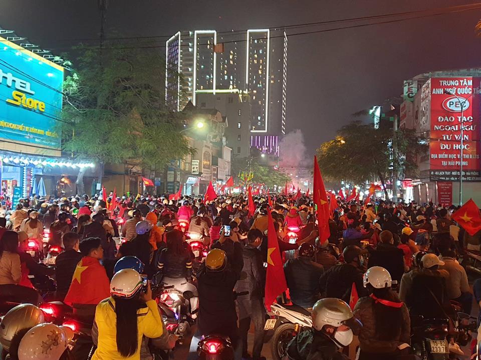 شادی مردم در خیابان‌های هانوی پس از صعود ویتنام به یک چهارم نهایی جام ملت‌ها - vietnam fans after victory against Jordan in asian cup 2019