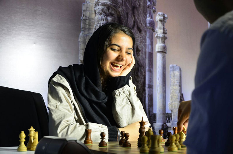 تقدیر از بانوی اول شطرنج توسط وزیر ورزش (عکس) - Sara khadem al sharia