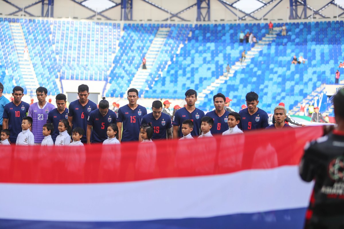 شادی دسته جمعی بازیکنان و هواداران تایلند پس از پیروزی بر بحرین (عکس) - Thailand players and fans after defeat Bahrain in AFC Asian Cup 2019