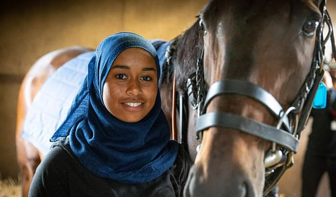 سوارکاری-اسب دوانی-بریتانیا-سوارکار زن-زن محجبه سوارکار-زن مسلمان ورزشکار