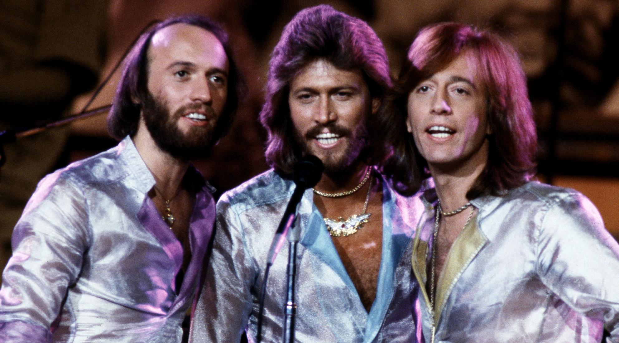 Би джиз. Группа Bee Gees 2022. Bee Gees 1985. Bee Gees 2021. Bee Gees 1982.