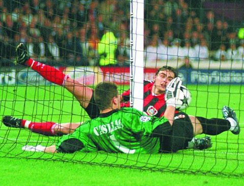 دیمیتار برباتوف در تلاش برای باز کردن دروازه ی ایکر کاسیاس در فینال لیگ قهرمانان اروپا فصل 2002-2001