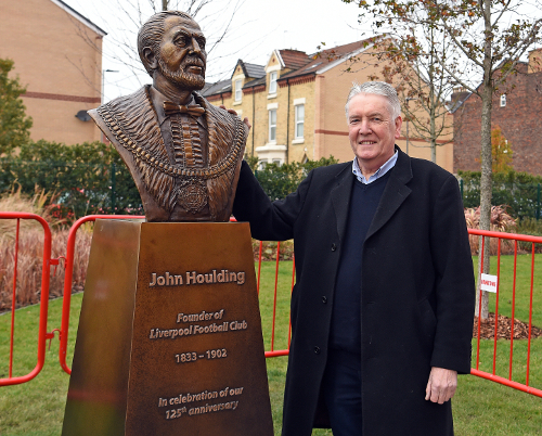 مجسمه جان هولدینگ، بنیان گذار باشگاه لیورپول
