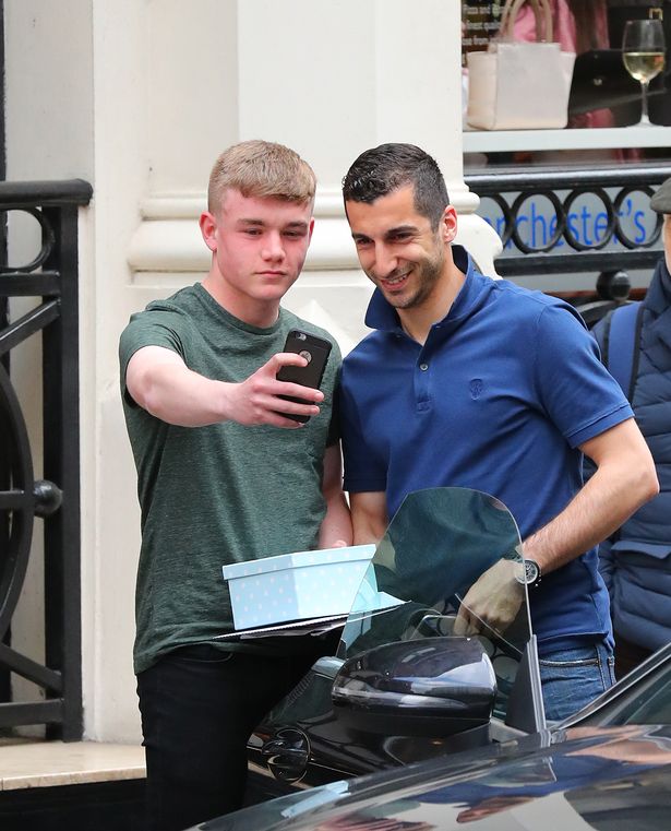 هنریک مخیتاریان و یکی از هواداران منچستریونایتد