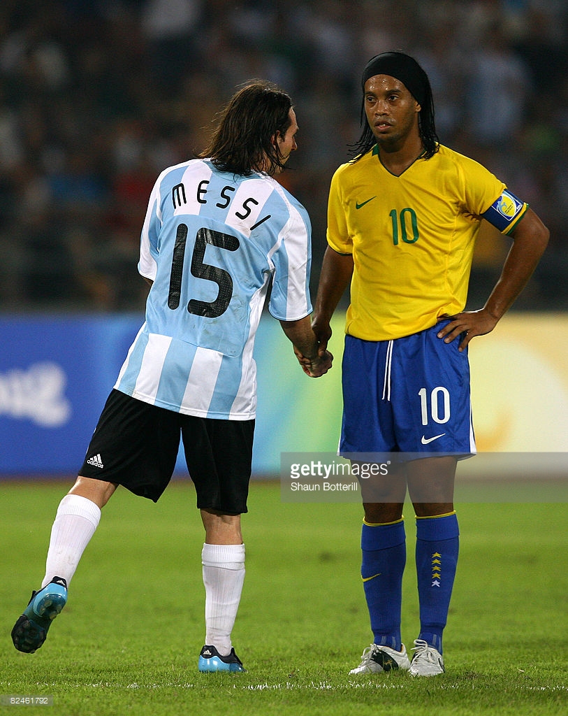 تقابل لیونل مسی و رونالدینیو در المپیک 2008