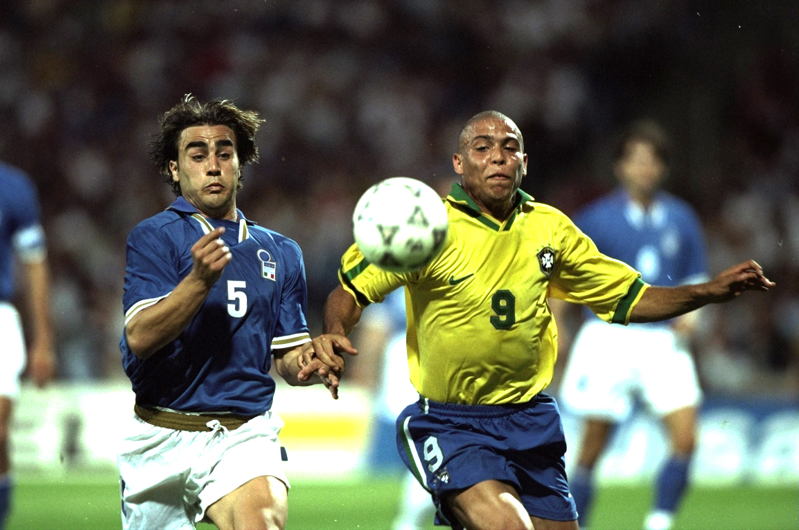 Легендарная футбольная. Фабио Каннаваро. Фабио Каннаваро Интер. Ronaldo 1997. Бразилия Италия 1997.