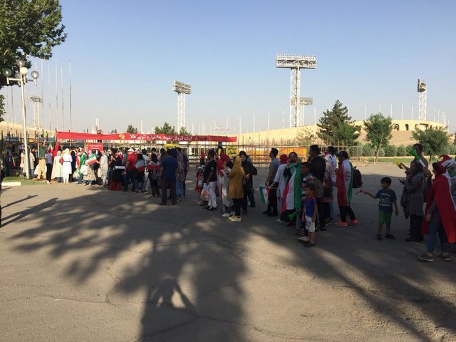 حضور خانواده ها اطراف ورزشگاه آزادی