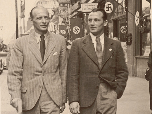سیندلار و ماک در حال قدم زدن در خیابانهای اتریش در زمان سلطه نازی ها