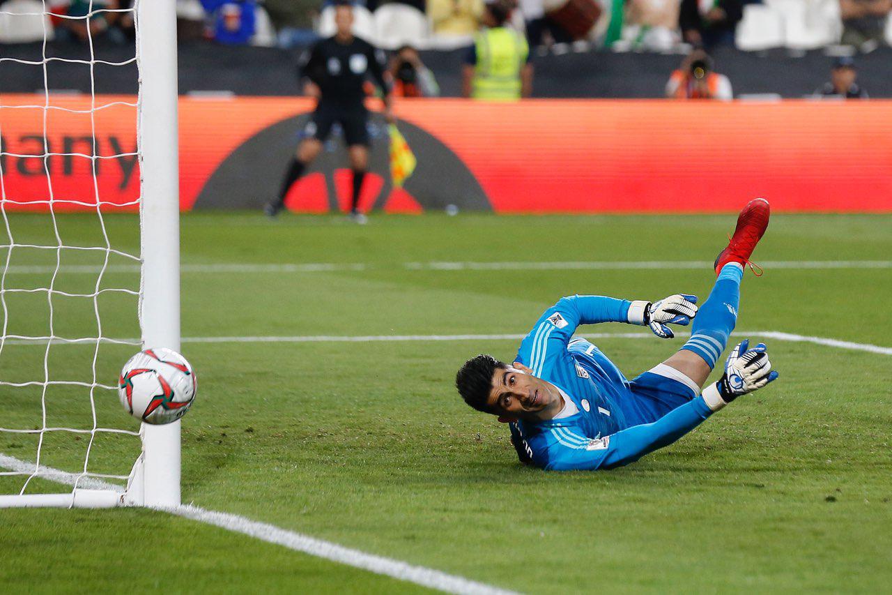 علیرضا بیرانوند پس از مهار پنالتی محسن الغسانی بازیکن تیم ملی عمان در دیدار یک هشتم پایانی جام ملت های آسیا 2019