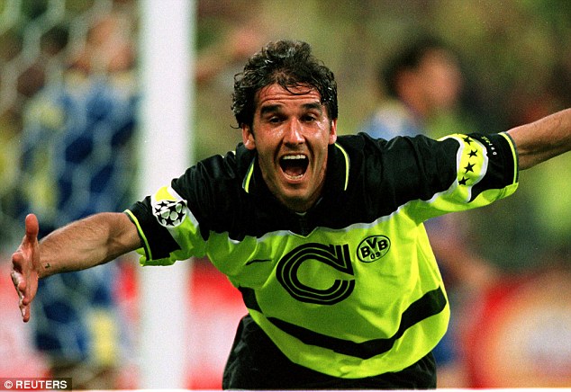 کارل هاینتس ریدله و شادی پس از یکی از گل هایش در فینال 1997 مونیخ
