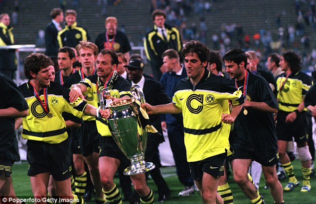 اندریاس مولر، یورگن مولر و کارل هاینتس ریدله در دور افتخار پس از فینال لیگ قهرمانان 1997
