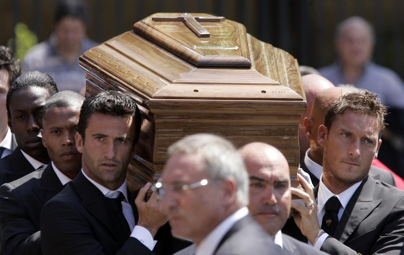 تصویر مراسم تدفین فرانکو سنسی در سال 2008